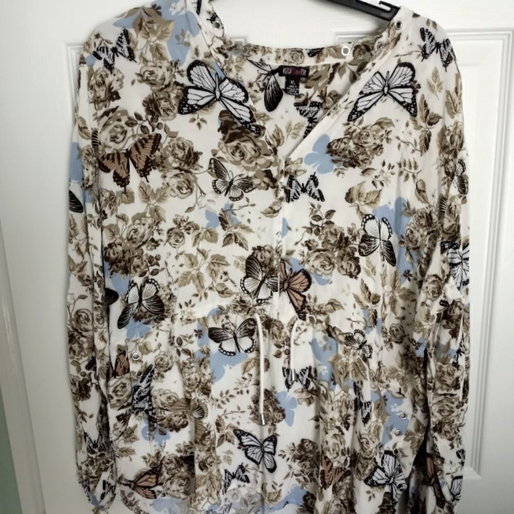 Iky me XL LngslvsButtrflyFloralPrintPocketsCord WaistV-neck100%RayonWomen'sTop.